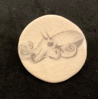 Knopf mit schwarzen Oktopus